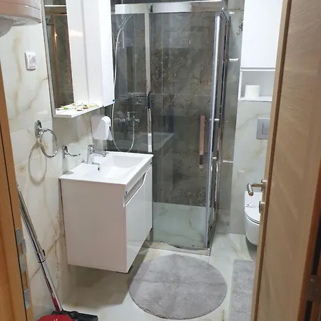 Dnd Lux Sa Garazom 즐라티보